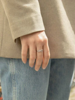 Maria Black Twisted Deceiver Ring 5 Maria Black Twisted Deceiver Ring -Maria Black 5260 ff5b94f7d8 twisted deceiver ring silver original